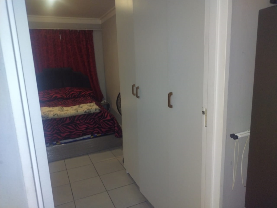 To Let 1 Bedroom Property for Rent in Oakglen Western Cape